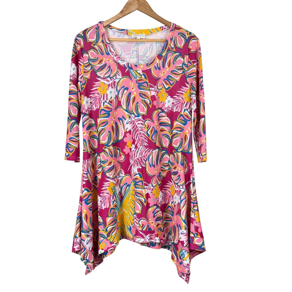Simply Southern Palm Leaf Parrot Print Shark Bite Blouse Size S 3/4 Sleeve Pink